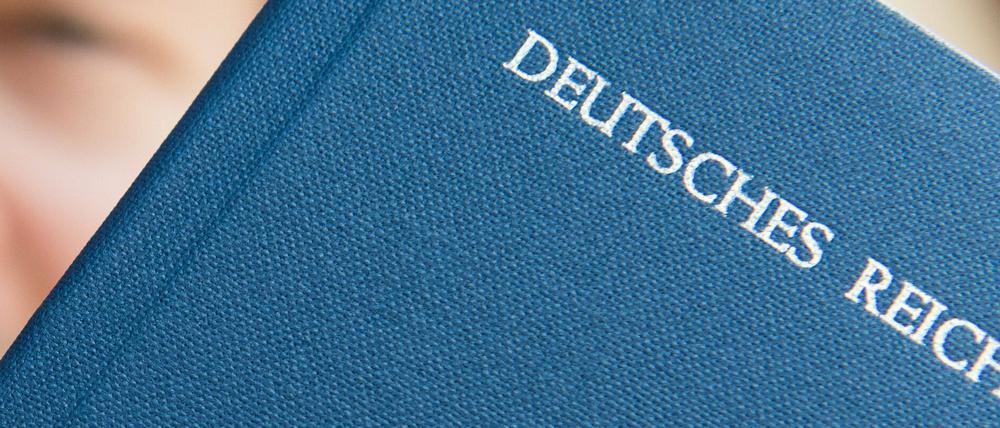 Reichsbürger erkennen die Bundesrepublik nicht an und nutzen selbstgemachte Dokumente (Symbolbild).