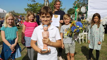 Theodor Neumann übernahm die Trophäe für die "Energiespar- und Klimadetektive" der Karl-Förster-Schule.