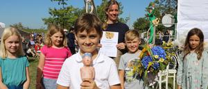 Theodor Neumann übernahm die Trophäe für die "Energiespar- und Klimadetektive" der Karl-Förster-Schule.