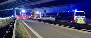 Die A10 musste nach dem Unfall zeitweise voll gesperrt werden.