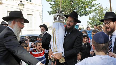 Die Synagogengemeinde Potsdam feiert die Eröffnung ihres Neuen Gemeindezentrums mit einer Torazeremonie.