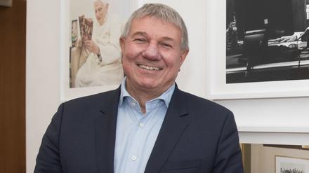 Der Fotograf Daniel Biskup. Seine Werke sind für vier Wochen in der Französischen Kirche in Potsdam zu sehen.