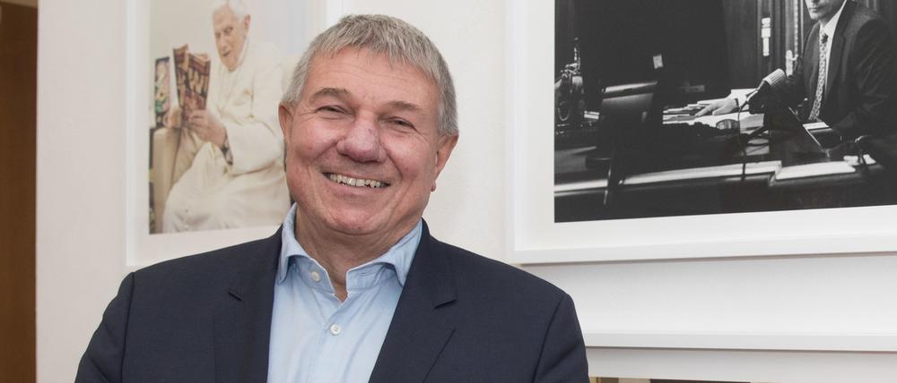 Der Fotograf Daniel Biskup. Seine Werke sind für vier Wochen in der Französischen Kirche in Potsdam zu sehen.