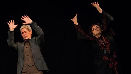 In August Strindbergs "Der Pelikan" spielt Kirsten König (l.) Axel, Barbara Schaffernicht (r.) ist Mutter Elise. 