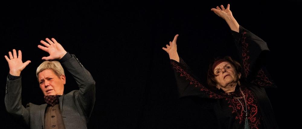 In August Strindbergs "Der Pelikan" spielt Kirsten König (l.) Axel, Barbara Schaffernicht (r.) ist Mutter Elise.