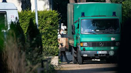 Mitarbeiter der Polizei stellten auf dem Gehöft des Clanchefs in Kleinmachnow mögliche Beweismittel sicher.