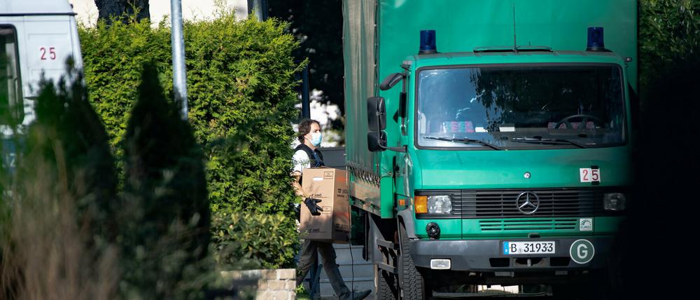 Mitarbeiter der Polizei stellten auf dem Gehöft des Clanchefs in Kleinmachnow mögliche Beweismittel sicher.