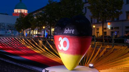 Farbenspiel im Potsdamer Stdatkanal anlässlich der Einheits-Expo.