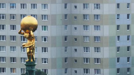 Blick auf die Atlas-Skulptur auf dem Alten Rathaus in Potsdam.