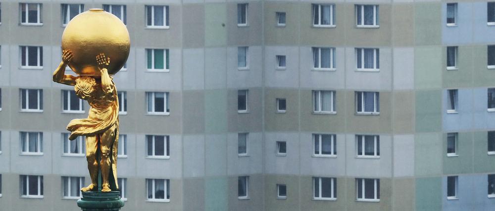 Blick auf die Atlas-Skulptur auf dem Alten Rathaus in Potsdam.