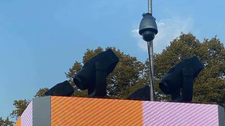 Auf dem LED-Turm in der Mitte des Platzes ist die Kamera installiert.