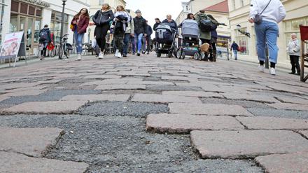 Der Straßenbelag in der Brandenburger Straße ist nicht in bestem Zustand.