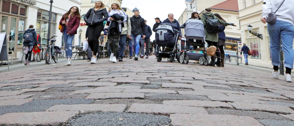 Der Straßenbelag in der Brandenburger Straße ist nicht in bestem Zustand.