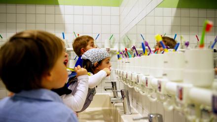 Die Kita kann nicht komplett kompensieren, wenn zu Hause nicht auf Mundhygiene geachtet wird.