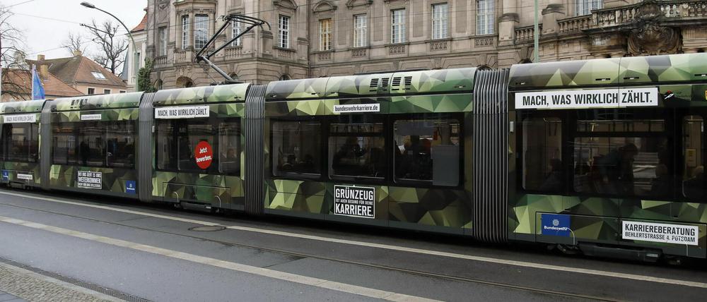 Bundeswehr-Werbung an einer Potsdamer Straßenbahn.