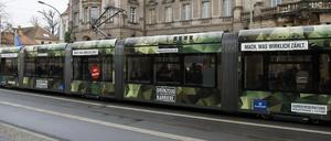 Bundeswehr-Werbung an einer Potsdamer Straßenbahn.