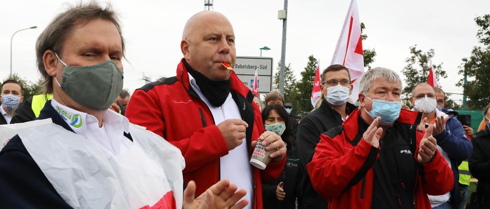 Mehr als 100 Mitarbeiter versammelten sich vor dem Betriebsgelände der ViP in der Fritz-Zubeil-Strasse Strasse in Potsdam.