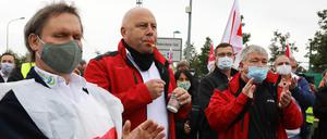 Mehr als 100 Mitarbeiter versammelten sich vor dem Betriebsgelände der ViP in der Fritz-Zubeil-Strasse Strasse in Potsdam.
