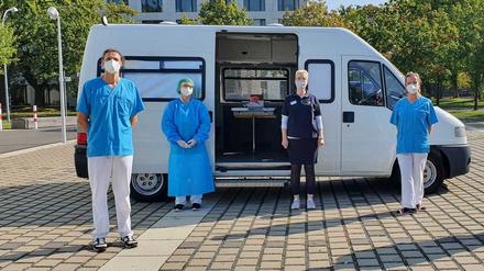 Abstrichmobil der Ernst-von-Bergmann-Klinikgruppe für Corona-Tests.