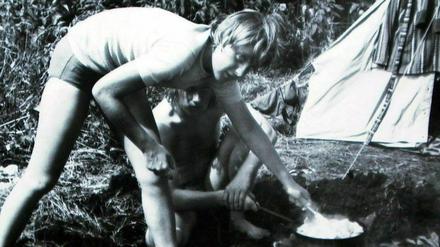 Als junges Mädchen bereitet Angela Kasner im Juli 1973 - nach ihrem Abitur - mit Freunden beim Camping im brandenburgischen Himmelpfort auf der Feuerstelle ein Essen zu.
