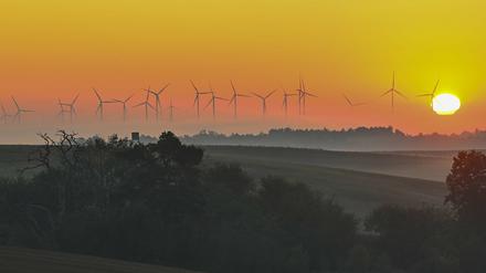 Farbenprächtig leuchtet der Morgenhimmel zum Sonnenaufgang über der nebligen Landschaft im Landkreis Uckermark.