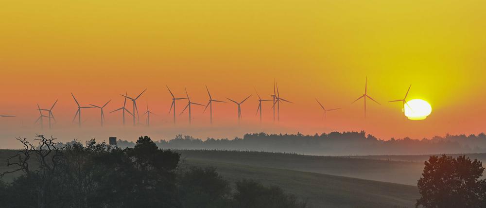 Farbenprächtig leuchtet der Morgenhimmel zum Sonnenaufgang über der nebligen Landschaft im Landkreis Uckermark.