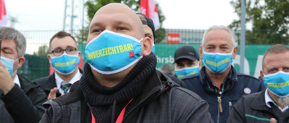 Rund 110 Mitarbeiter streikten am Dienstagmorgen vor dem Betriebsgelände der ViP in der Fritz-Zubeil-Strasse Straße.