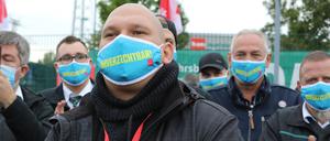 Rund 110 Mitarbeiter streikten am Dienstagmorgen vor dem Betriebsgelände der ViP in der Fritz-Zubeil-Strasse Straße.
