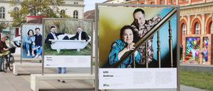 Die Ausstellung „30 Jahre/30 Paare – Gemischtes Doppel“ ist noch bis Sonntag, dem 4. Oktober vor dem Marstall zu sehen.