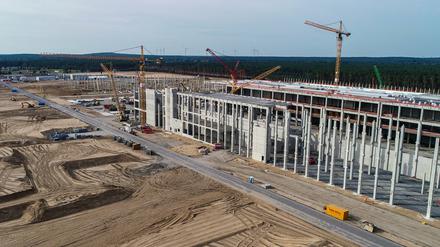 Blick über die Baustelle der Tesla Gigafactory in Grünheide.