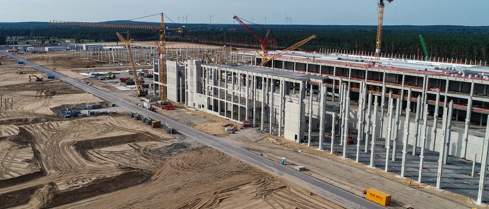 Blick über die Baustelle der Tesla Gigafactory in Grünheide.