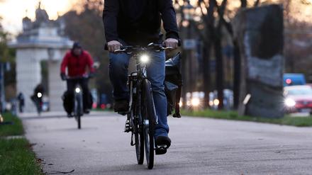 Radfahrer in der Hegelallee in Potsdam.