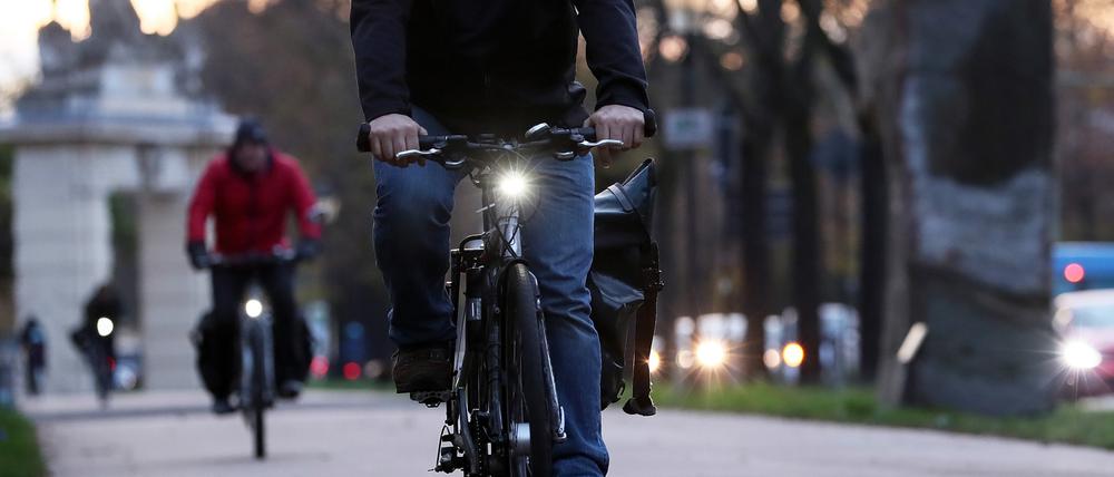 Radfahrer in der Hegelallee in Potsdam.