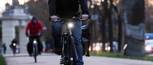 Radfahrer in der Hegelallee in Potsdam.