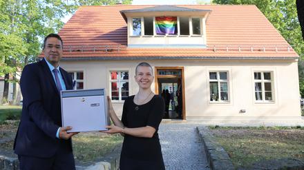 Jörn-Michael Westphal überreichte einen Briefkasten an Caféleiterin Nora Stelter.