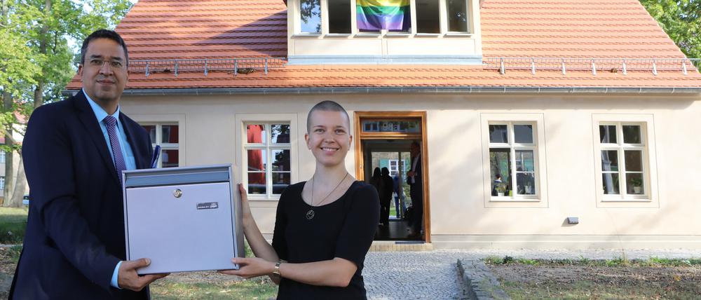 Jörn-Michael Westphal überreichte einen Briefkasten an Caféleiterin Nora Stelter.