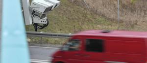 An einer Brücke über der A 12 zwischen Berlin und Frankfurt (Oder) ist das System zur automatischen Kennzeichenfahndung Kesy angebracht.