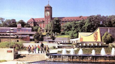 Das Ensemble des Potsdamer Brauhausbergs mit Wasserspielen, Schwimmhalle und Terrassenrestaurant Minsk.