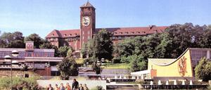 Das Ensemble des Potsdamer Brauhausbergs mit Wasserspielen, Schwimmhalle und Terrassenrestaurant Minsk.