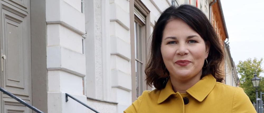 Annalena Baerbock mit Fahrrad in Potsdams Innenstadt.