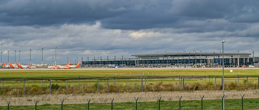 Blick auf das Terminal mit dem Vorfeld vom Flughafen Berlin Brandenburg Airport "Willy Brandt" (BER). Die Eröffnung des Hauptstadtflughafens BER ist am 31.10.2020 geplant.