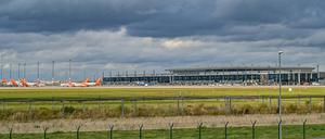 Blick auf das Terminal mit dem Vorfeld vom Flughafen Berlin Brandenburg Airport "Willy Brandt" (BER). Die Eröffnung des Hauptstadtflughafens BER ist am 31.10.2020 geplant.