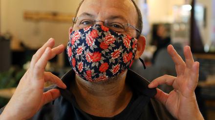 Singen geht auch mit Maske, sagt Chorleiter Ud Joffe. Der Vorteil sei: Es bringe die Sänger weg von der Schnappatmung. 