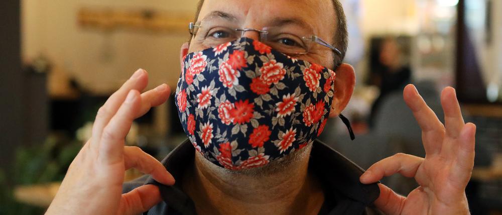 Singen geht auch mit Maske, sagt Chorleiter Ud Joffe. Der Vorteil sei: Es bringe die Sänger weg von der Schnappatmung.