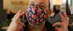 Singen geht auch mit Maske, sagt Chorleiter Ud Joffe. Der Vorteil sei: Es bringe die Sänger weg von der Schnappatmung. 