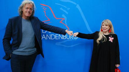 Radio Teddy-Geschäftsführerin Katrin Helmschrott und Gründungsgesellschafter Friedhelm Schatz haben den Verdienstorden des Landes Brandenburg erhalten. Foto: Radio TEDDY/obs