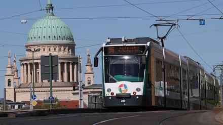 Die Straßenbahnen der Linien 91, 92, 93, 96, 98 und 99 werden ab Montag von der Haltestelle Lange Brücke direkt geradeaus über das Leipziger Eck in Richtung Bhf Rehbrücke bzw. Marie-Juchacz-Straße. Der Schlenker über den Hauptbahnhof entfällt. 
