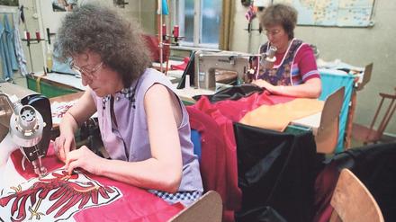 Nähen für ein neues Land. Mit der Neugründung des Landes Brandenburg 1990 brauchte es auch neue Fahnen mit den Landesfarben und dem Adler als Wappentier. Eine Ausstellung in der Landeszentrale für politische Bildung erinnert an die Anfänge nach der Wende und blickt nach vorn in eine Zukunft mit Herausforderungen. 