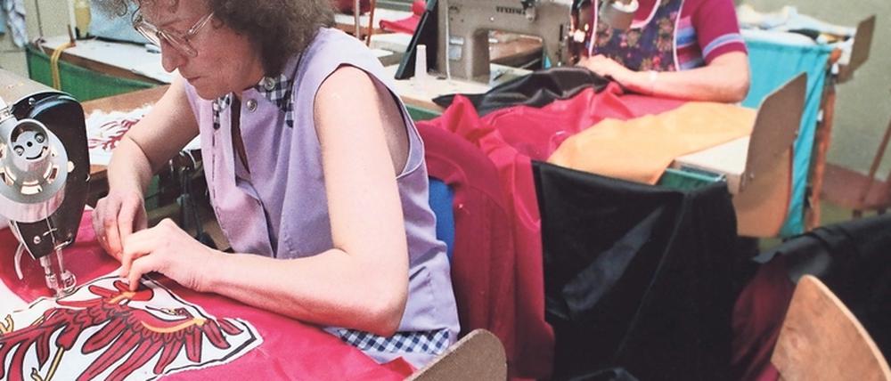 Nähen für ein neues Land. Mit der Neugründung des Landes Brandenburg 1990 brauchte es auch neue Fahnen mit den Landesfarben und dem Adler als Wappentier. Eine Ausstellung in der Landeszentrale für politische Bildung erinnert an die Anfänge nach der Wende und blickt nach vorn in eine Zukunft mit Herausforderungen.