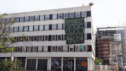 Mit einem Banner protestieren die Potsdamer Anhänger von Fridays-for-Future am Rechenzentrum. 